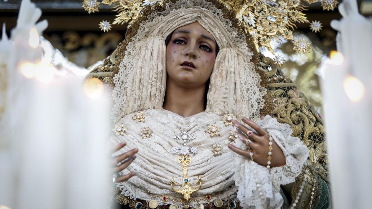 Salida procesional de la Hermandad de la Esperanza, en imágenes