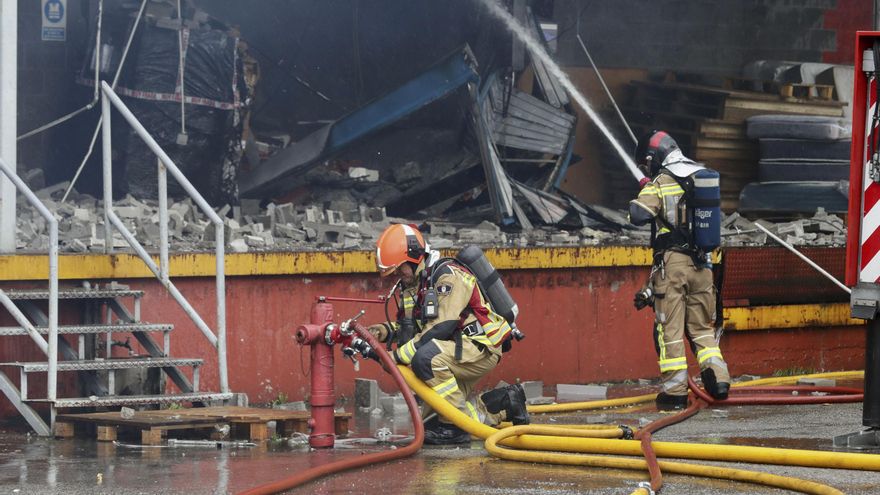 Un incendio en una nave en el polígono de Silvota en Asturias obliga a confinar vecinos de una población cercana