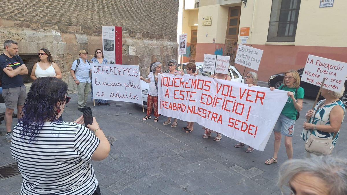 Una escuela de adultos de Zaragoza pide recuperar su sede tras perder uno de cada cinco alumnos desde el traslado forzoso