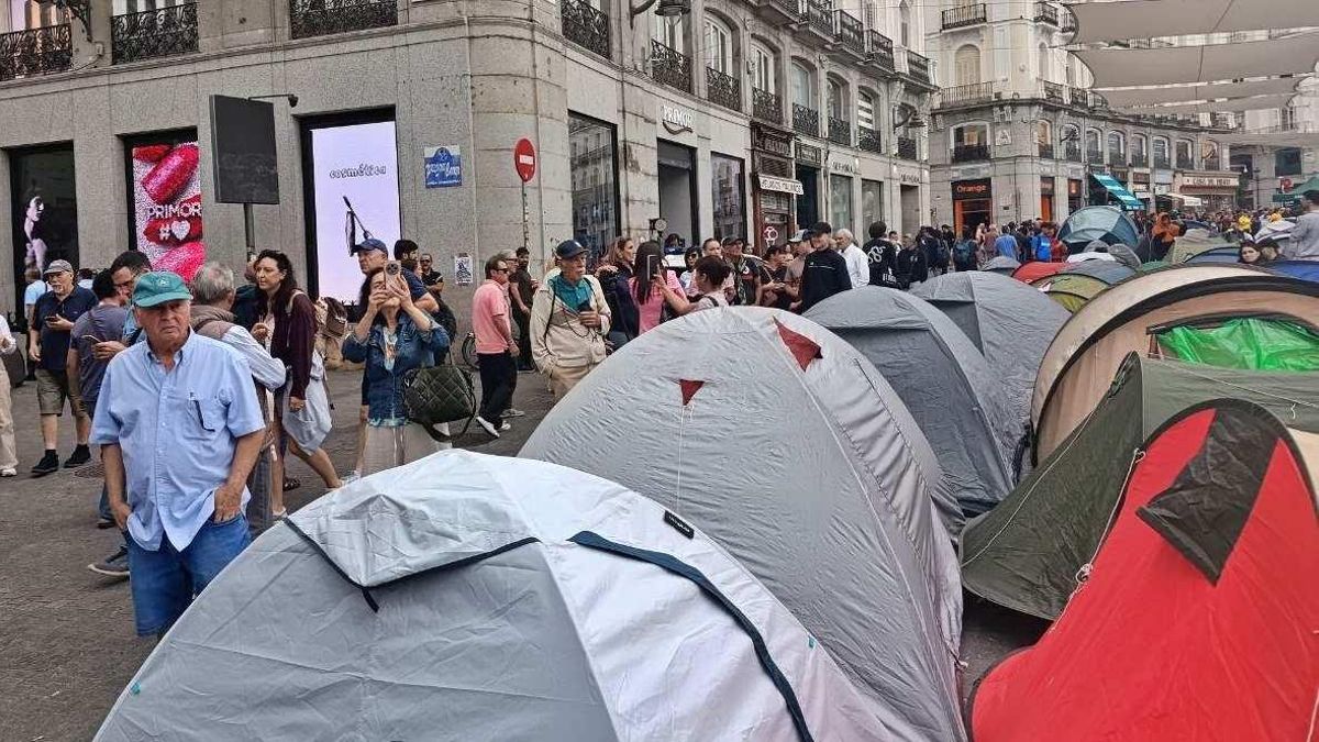 Tiendas de campaña en la entrada a Sol por la calle Preciados