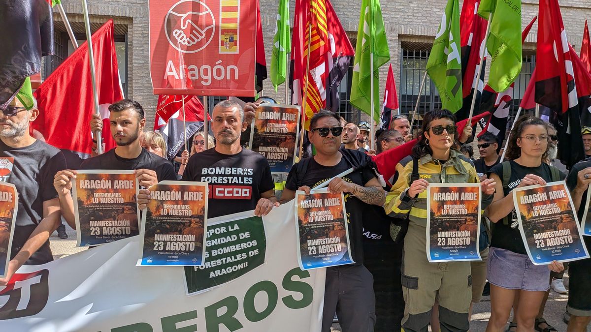 Los bomberos forestales concentrados apoyan la manifestación del próximo sábado en Jaca