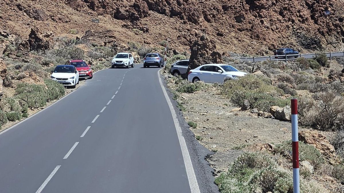 Coches mal aparcados en los márgenes de la carretera en el Parque Nacional del Teide.