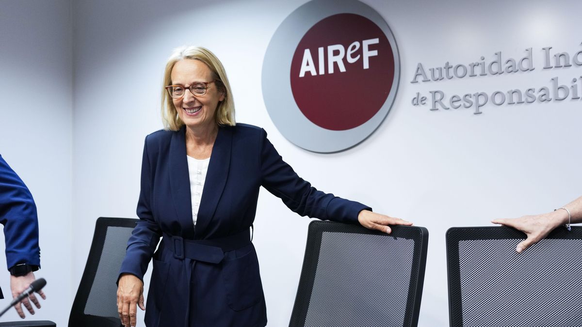 MADRID, 15/04/2026.- La presidenta de la Autoridad Independiente de Responsabilidad Fiscal (AIReF), Inés Olóndriz; presenta el Informe sobre los presupuestos iniciales de las administraciones públicas 2026, este miércoles en Madrid. EFE/ Borja Sanchez-trillo