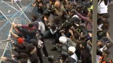 Momento en que un grupo de jóvenes encapuchados fuerza la valla y lanza objetos en el 25A. Inmediatamente después sucedió la carga policial (Captura del streaming de Live!)