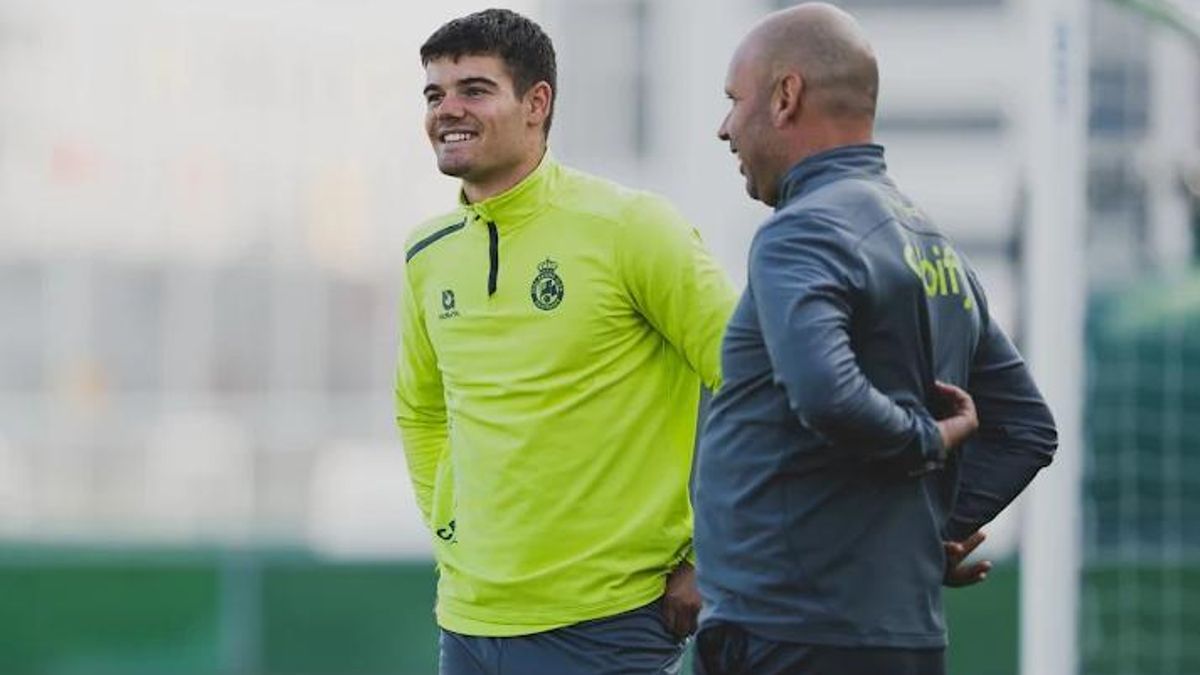 Peio Canales con José Alberto en un entrenamiento del Racing.