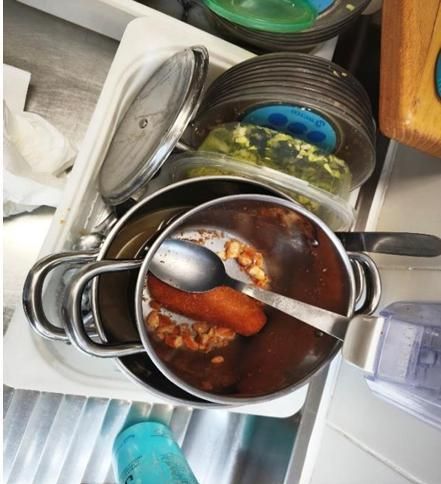Restos de comida sin limpiar en la cocina