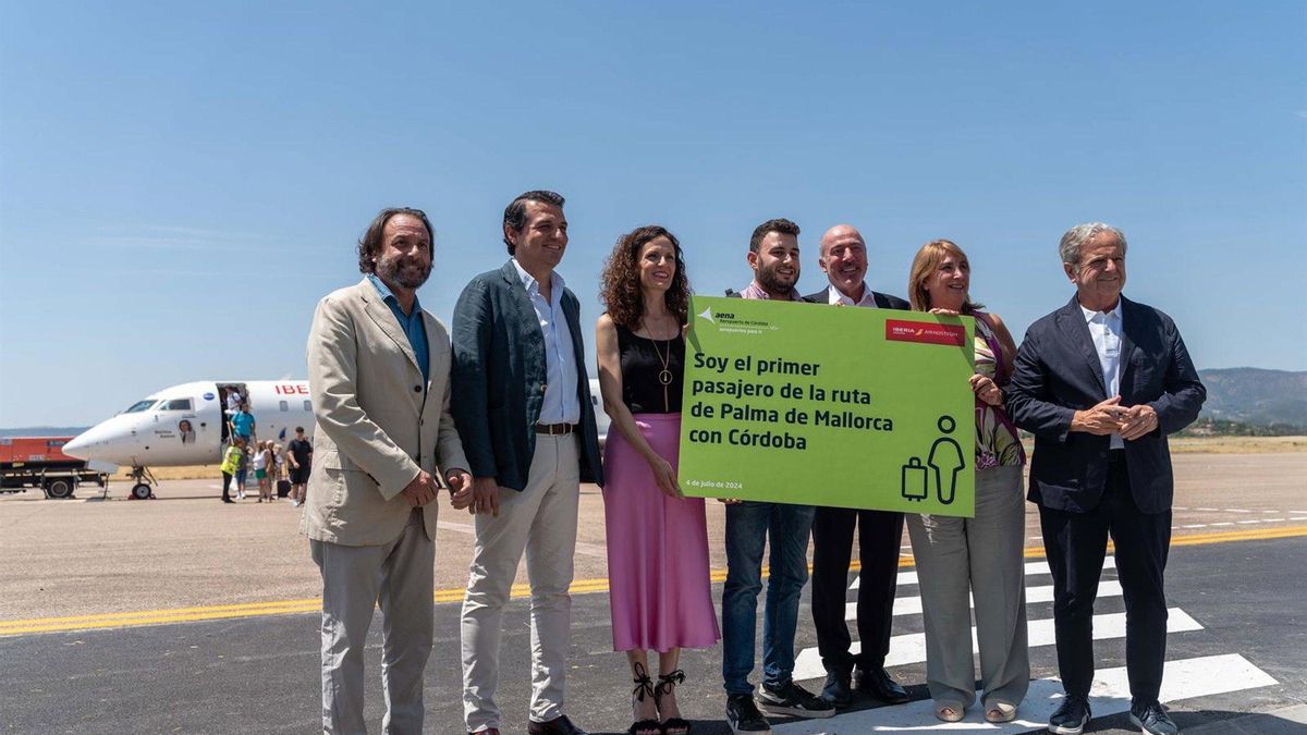 Archivo - El primer pasajero (centro) llegado a Córdoba en vuelo regular de Air Nostrum tras 16 años es recibido por las autoridades, en julio de 2024.
