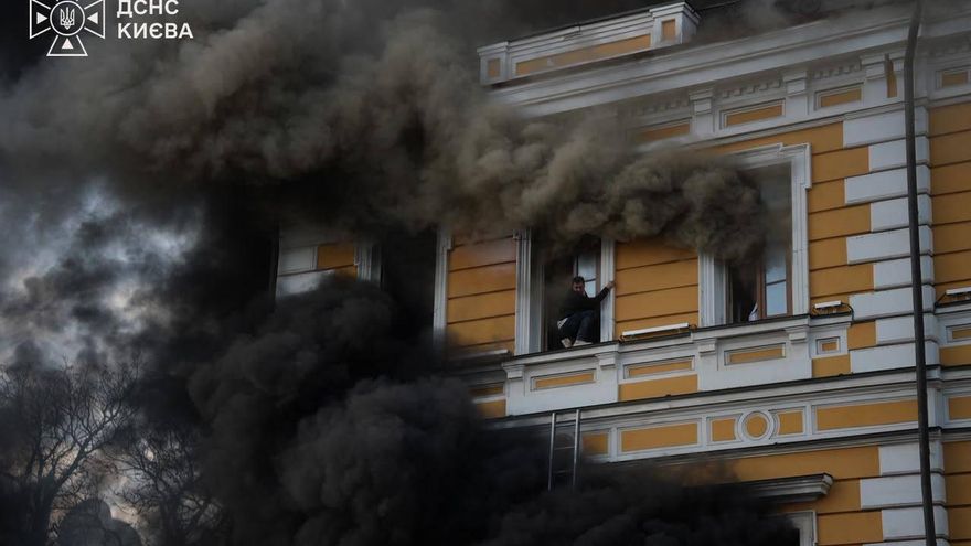 Rusia ataca la Academia de las Ciencias de Ucrania en el centro de Kiev