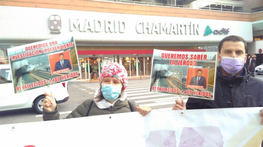 Las víctimas del Alvia reclaman a Pedro Sánchez en el estreno del AVE Galicia-Madrid una investigación independiente