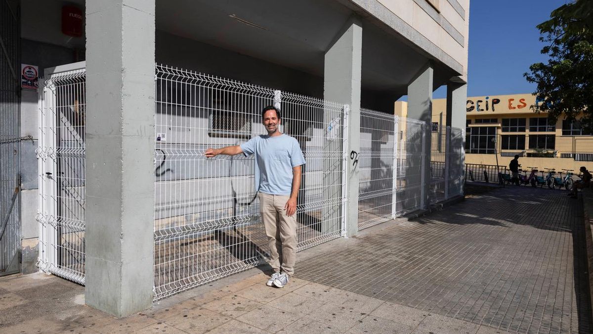 El médico Enrique Píriz, junto a la valla instalada en los soportales del centro de salud en el que trabaja.