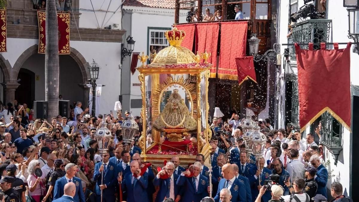 Llegada de la Virgen de la Nieves a la plaza de España.