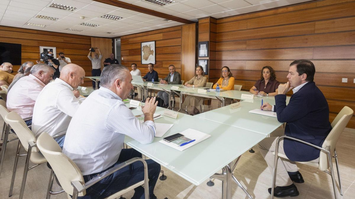El presidente de la Junta, Alfonso Fernández Mañueco, mantiene una reunión de trabajo con los representantes de las Organizaciones Profesionales Agrarias