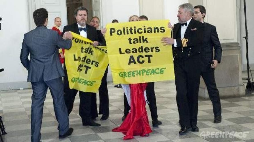 López de Uralde en una protesta pacífica durante la Cumbre del Clima de Copenhague en 2009 Greenpeace