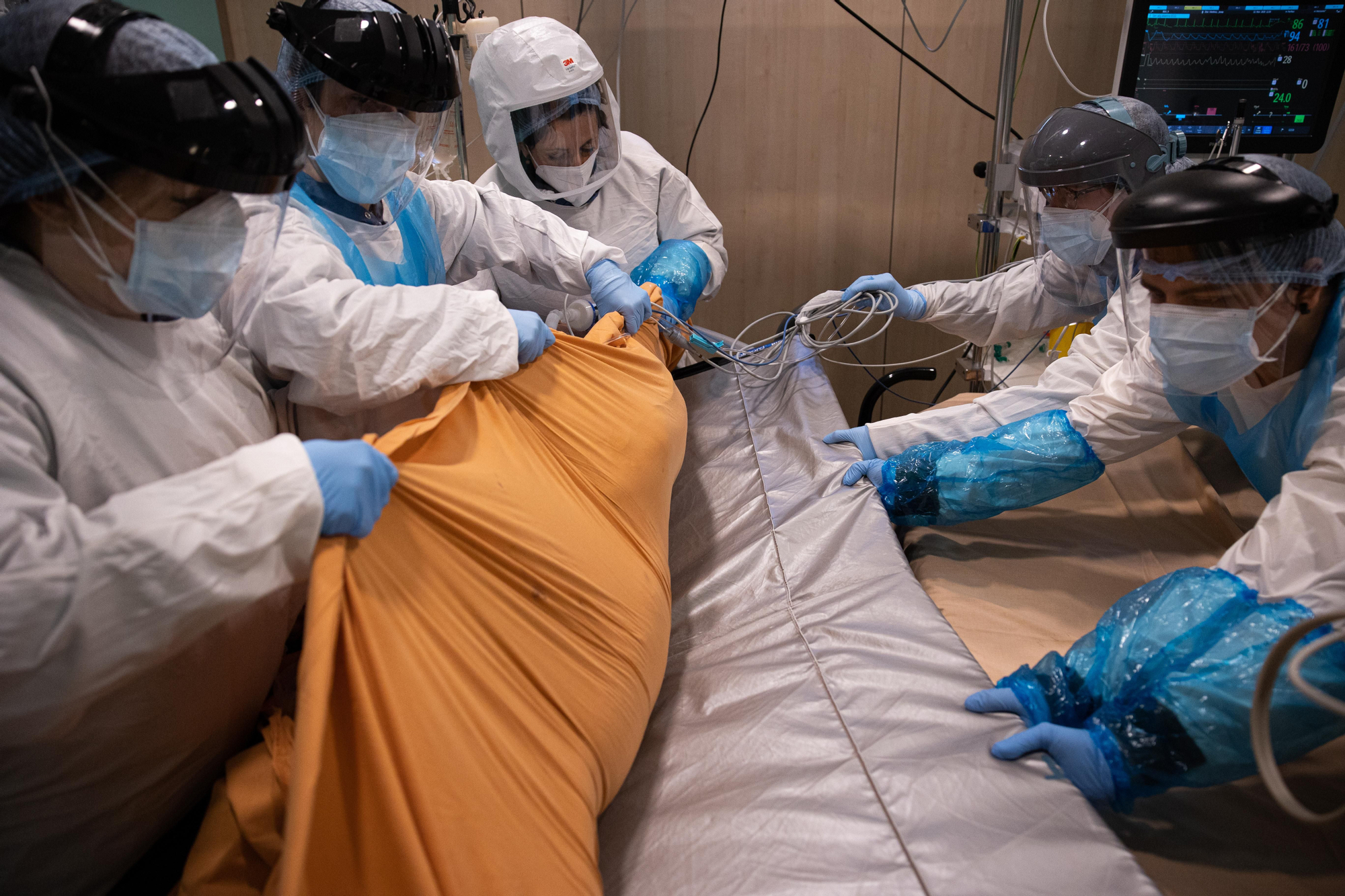 Sanitarios de la UCI del Consorcio Hospitalario de Vic girando a un paciente, el pasado 11 de noviembre.