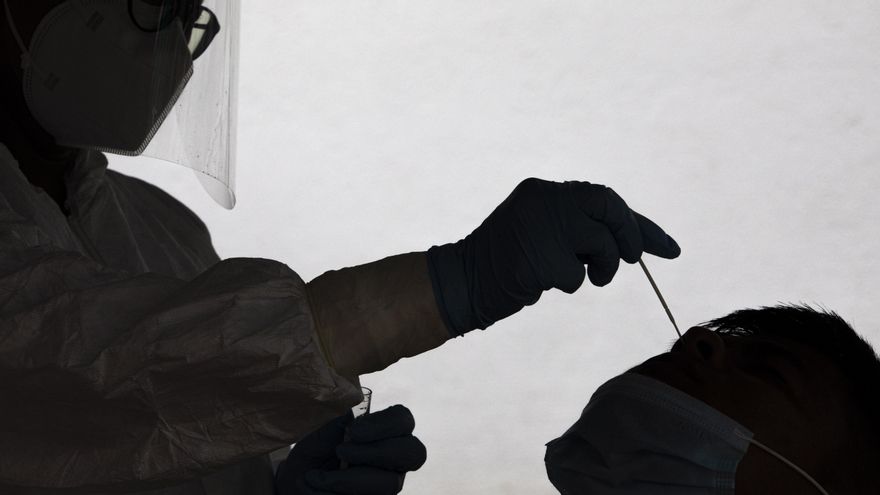 Una sanitaria hace una pcr en imagen de archivo. EFE/EPA/NARENDRA SHRESTHA