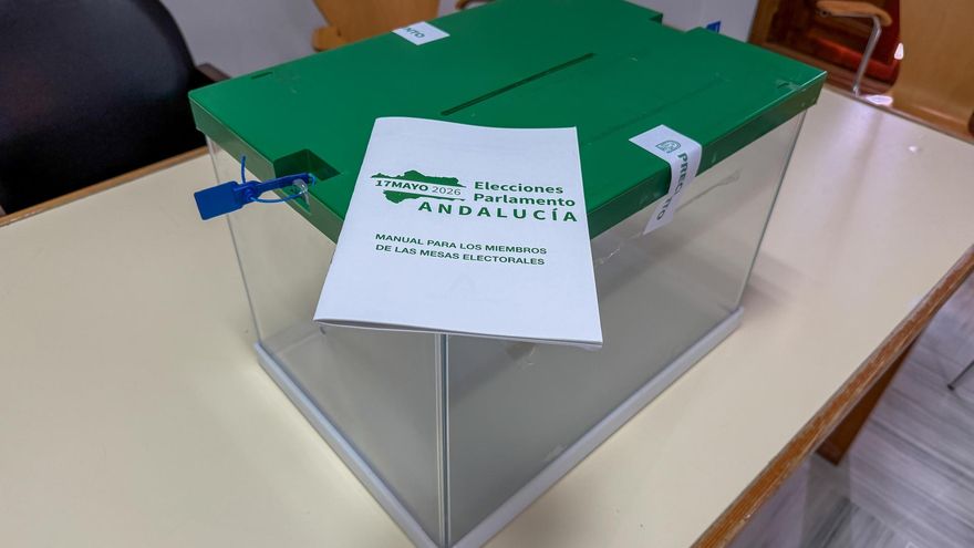 Varias urnas preparadas en el colegio electoral de Castilleja de Guzmán, en Sevilla, donde el salón de plenos del Ayuntamiento se convertirá mañana en sede de uno de los dos colegios electorales que dispone el pueblo.