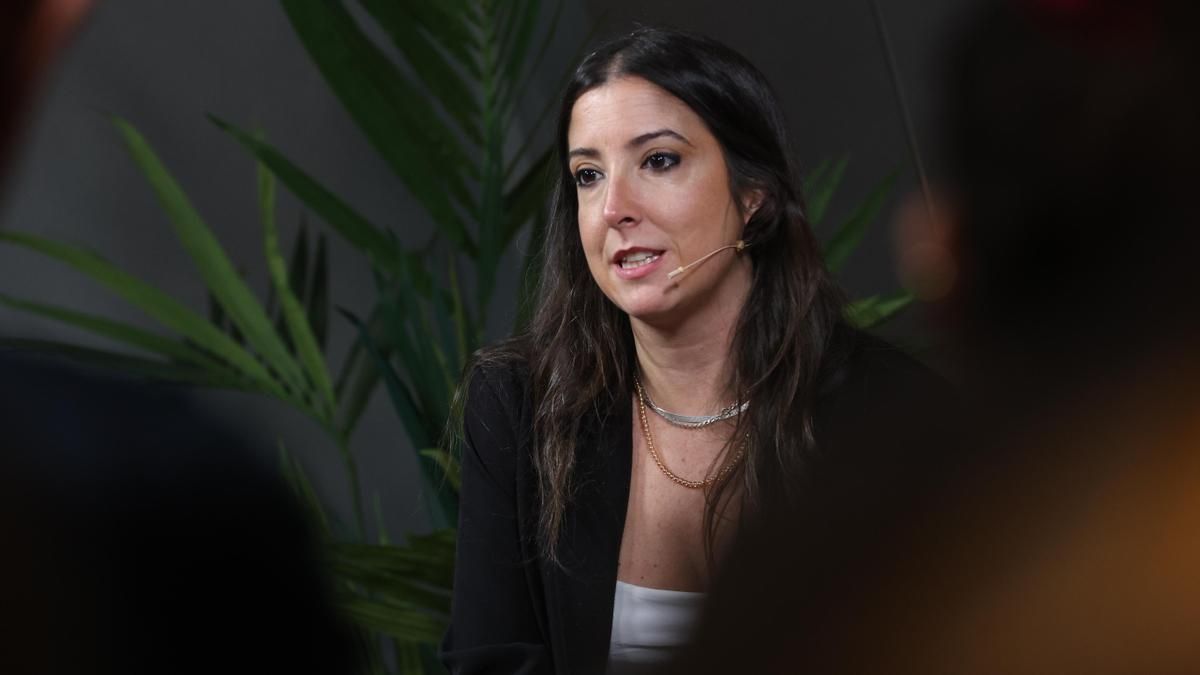Gabriela Sánchez durante el encuentro con socios en la redacción.