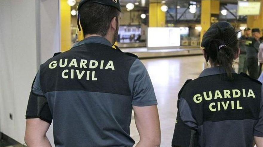 Imagen de archivo de dos agentes de la Guardia Civil.