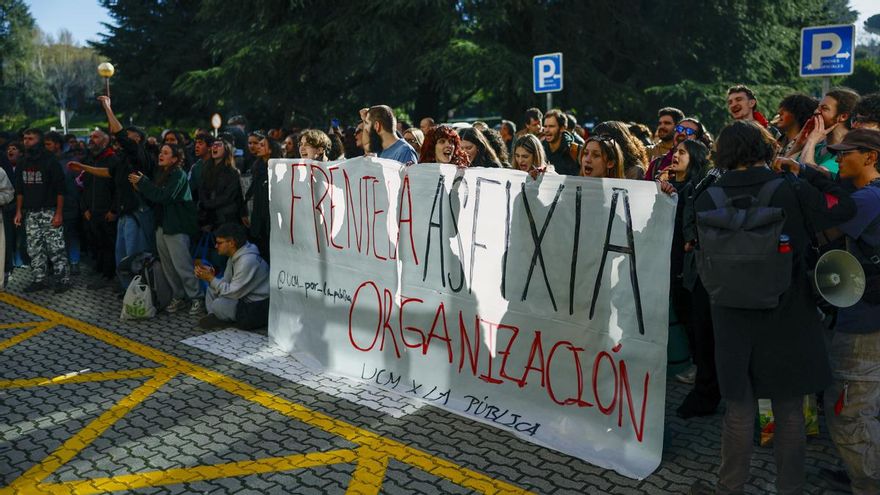 Estudiantes y docentes en la Complutense.