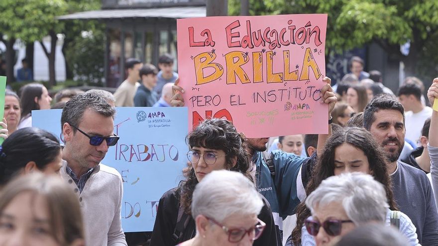 La manifestación de estudiantes de Córdoba por los impagos a las limpiadoras, en imágenes