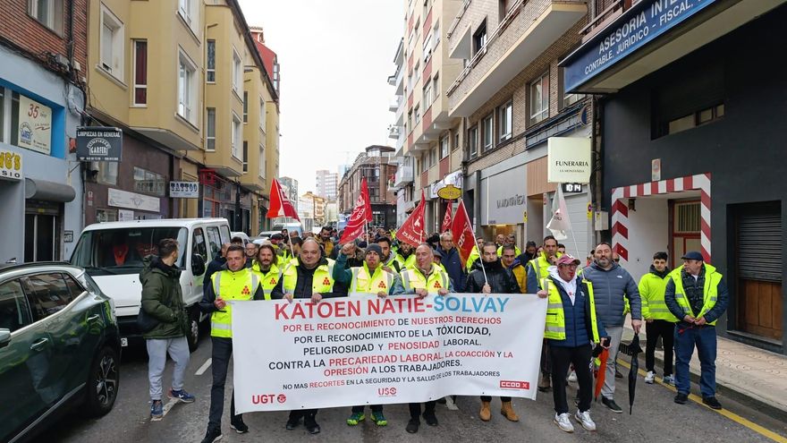 Imagen de una manifestación de la plantilla de Katoen Natie, empresa concesionaria del servicio de logística de la fábrica de Solvay