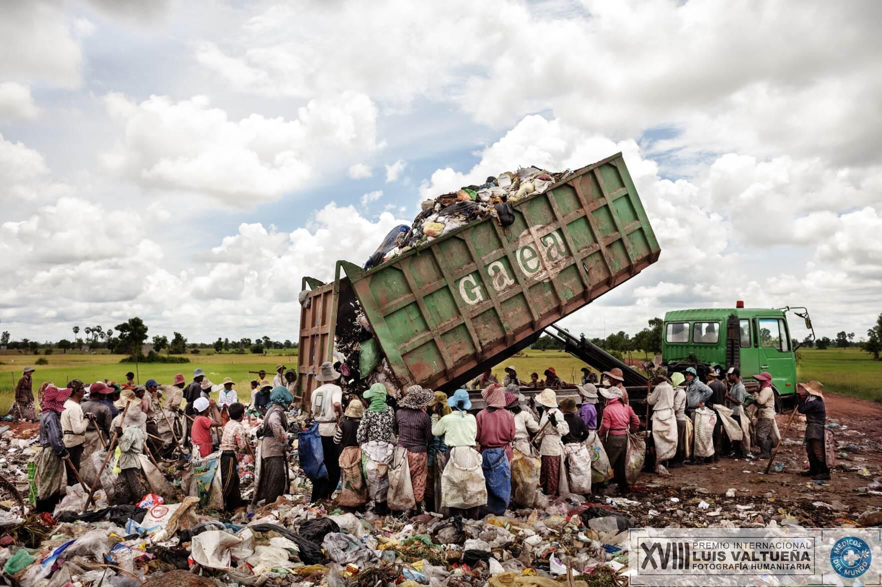 Un camión cargado de residuos llega hasta el basurero de Siem Reap. En este basurero se estima que trabajan unos 20 menores de edad que han llegado con sus familias/ Fotografía: David Rengel