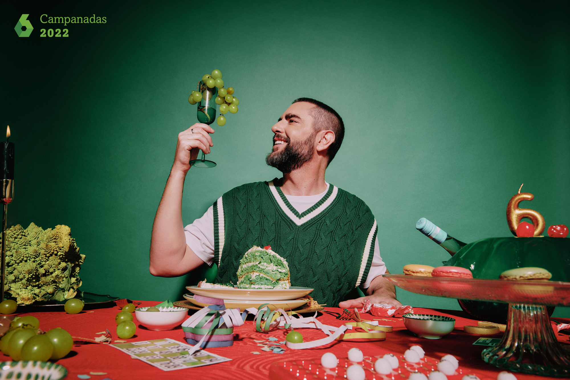 Pedroche y Chicote, y Cristina Pardo y Dani Mateo, posan como presentadores de 'Las Campanadas'
