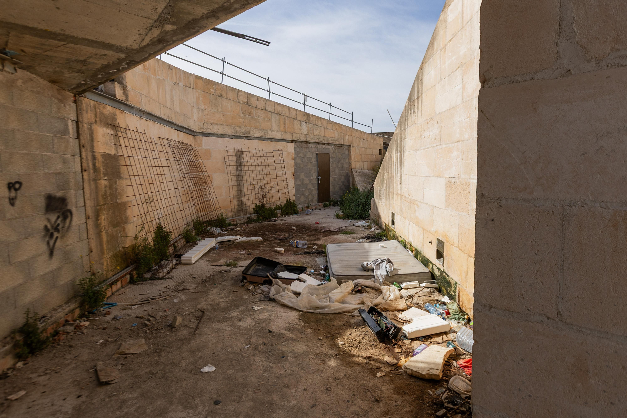 Basura, colchones y restos acumulados en uno de los espacios interiores del baluarte