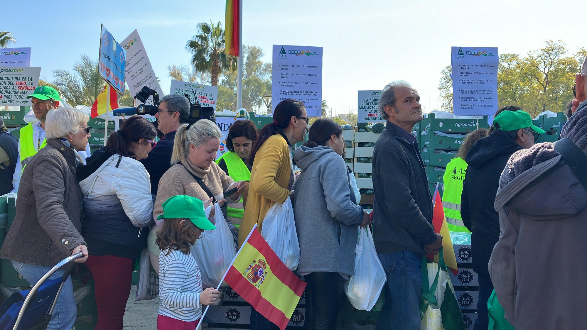 Parte de la cola de personas esperando al reparto de frutas y verduras que ha tenido lugar durante la concentración
