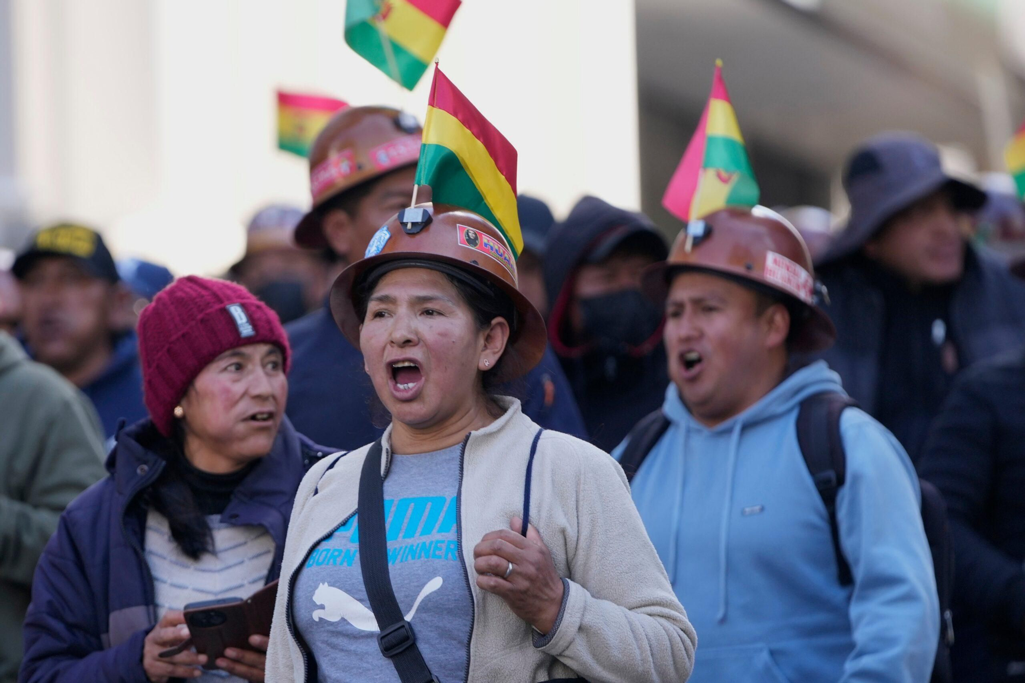 Mineras y mineros gritan consignas durante una protesta antigubernamental en La Paz, Bolivia, el jueves 21 de mayo de 2026. Foto: AP/Juan Karita