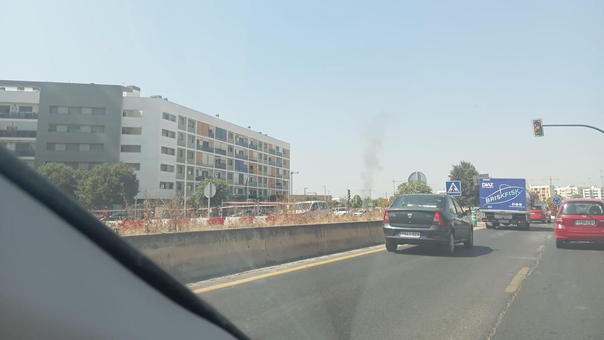 Columna de humo vista desde diferentes puntos de la ciudad.