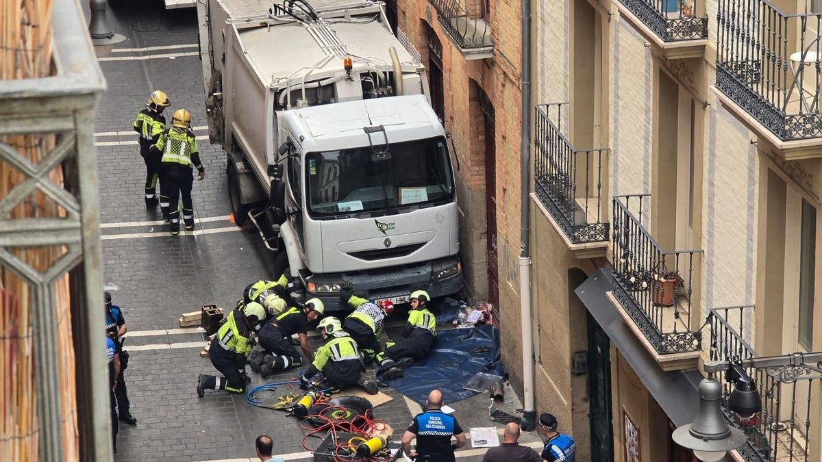 Muere una persona y varias resultan heridas tras perder el control un camión de la basura en Pamplona