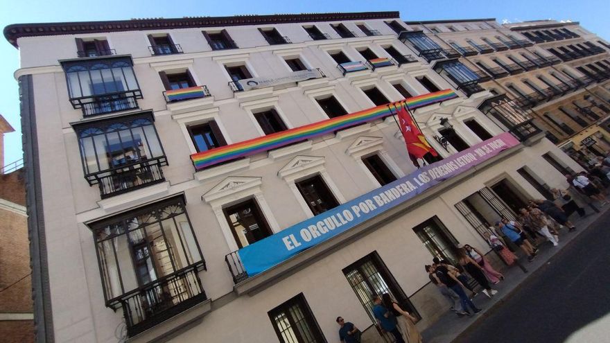 Almeida corrige a Fanjul y frena la retirada de banderas arcoíris en balcones de la oposición para evitar una "estúpida guerra"