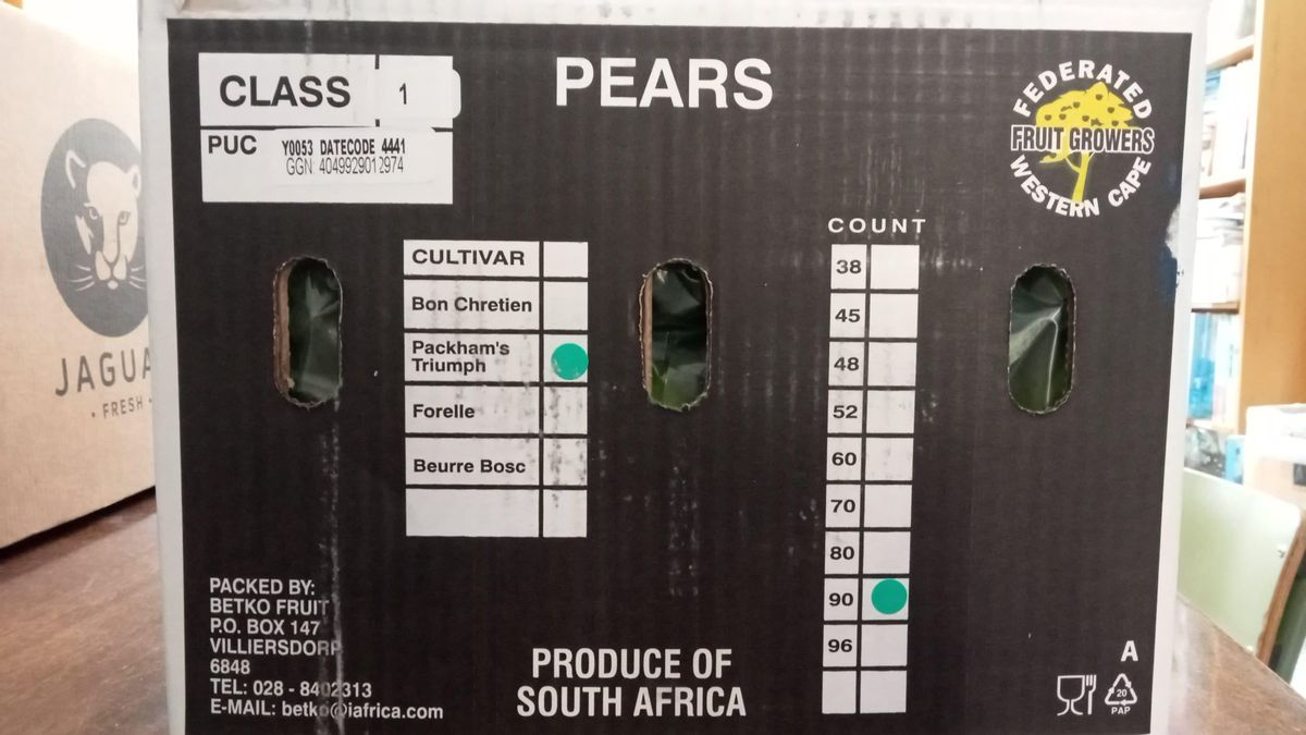 Caja de las peras procedentes de Sudáfrica que se están repartiendo en los comedores escolares aragoneses