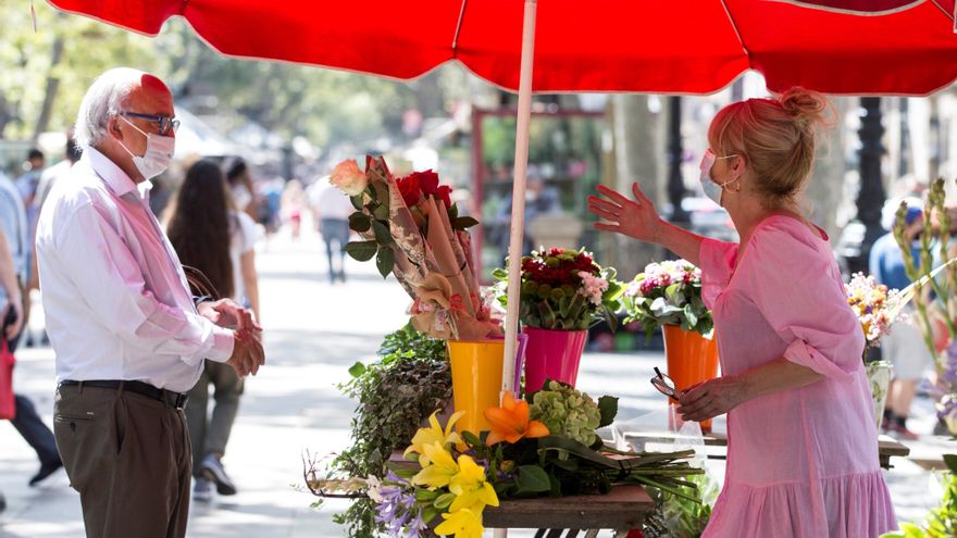 Una persona compra una rosa en una parada de las Ramblas de Barcelona. EFE/Quique García/Archivo