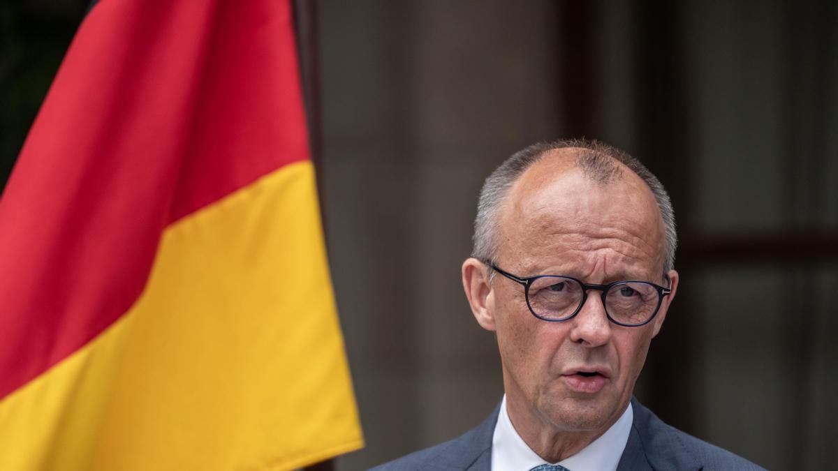 El canciller alemán Friedrich Merz habla durante una rueda de prensa tras una reunión bilateral con el primer ministro irlandés, Michael Martin, el 28 de julio de 2026 en Dublín.