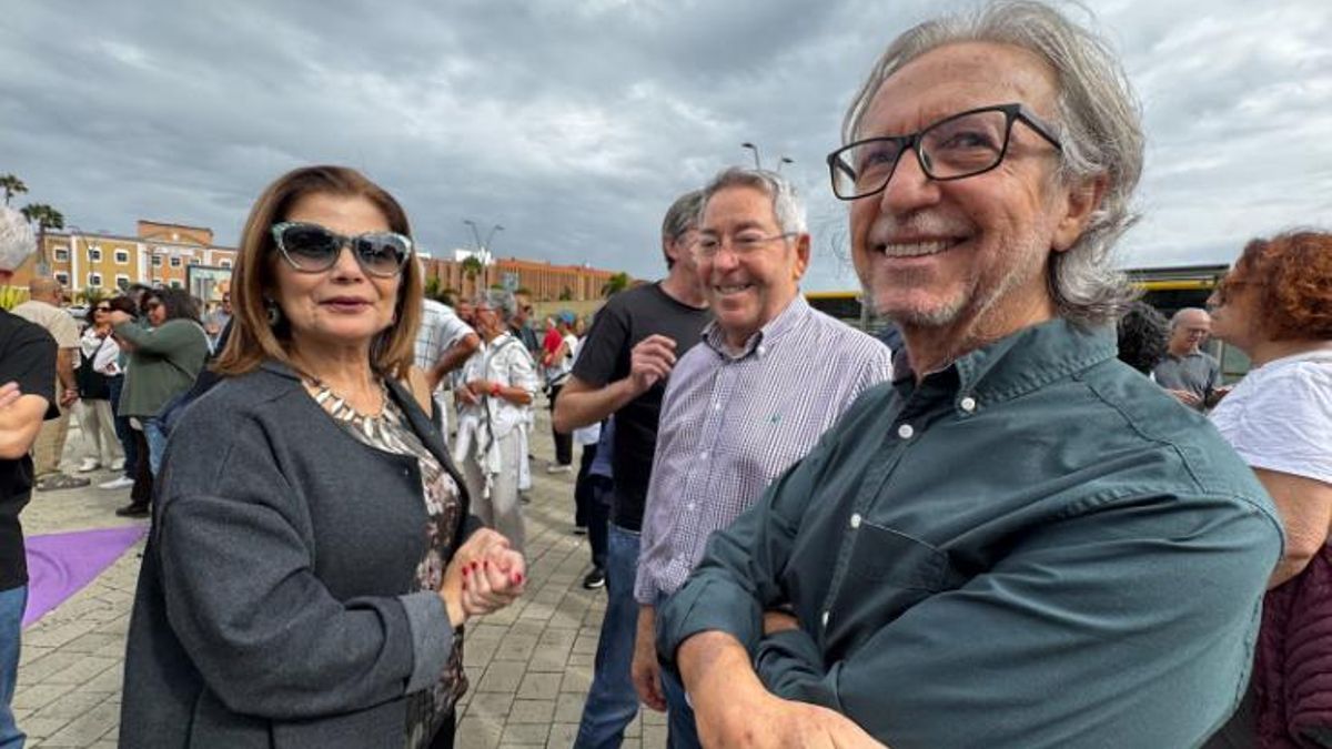 Inés Miranda y Paco Santiago (centro), de Nueva Canarias, tras la concentración.