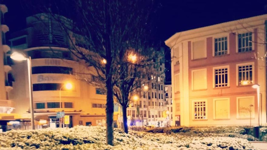 El Teatro Barceló, desde unos Jardines del Arquitecto Ribera nevados