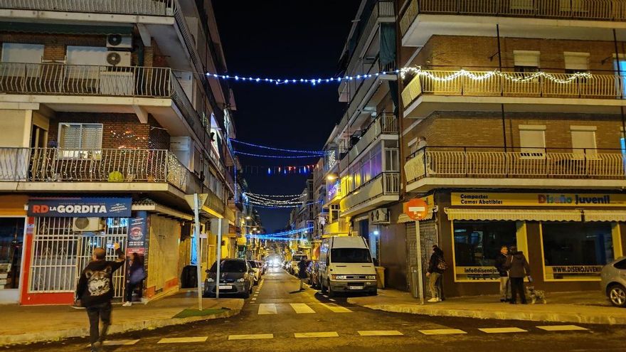 De los aplausos a la luz en los balcones: los vecinos de Madrid que se adelantan al encendido navideño de Almeida