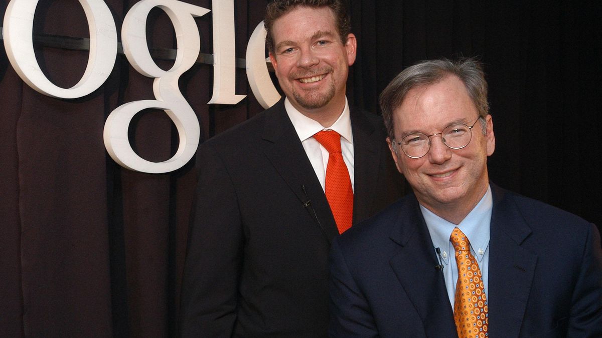 El CEO de Google, Eric Schmidt (derecha), y el gerente general para Argentina, Diego Alonso.