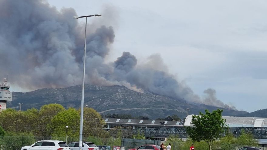Un incendio forestal cerca del aeropuerto vigués de Peinador activa la alerta por su cercanía a una aldea