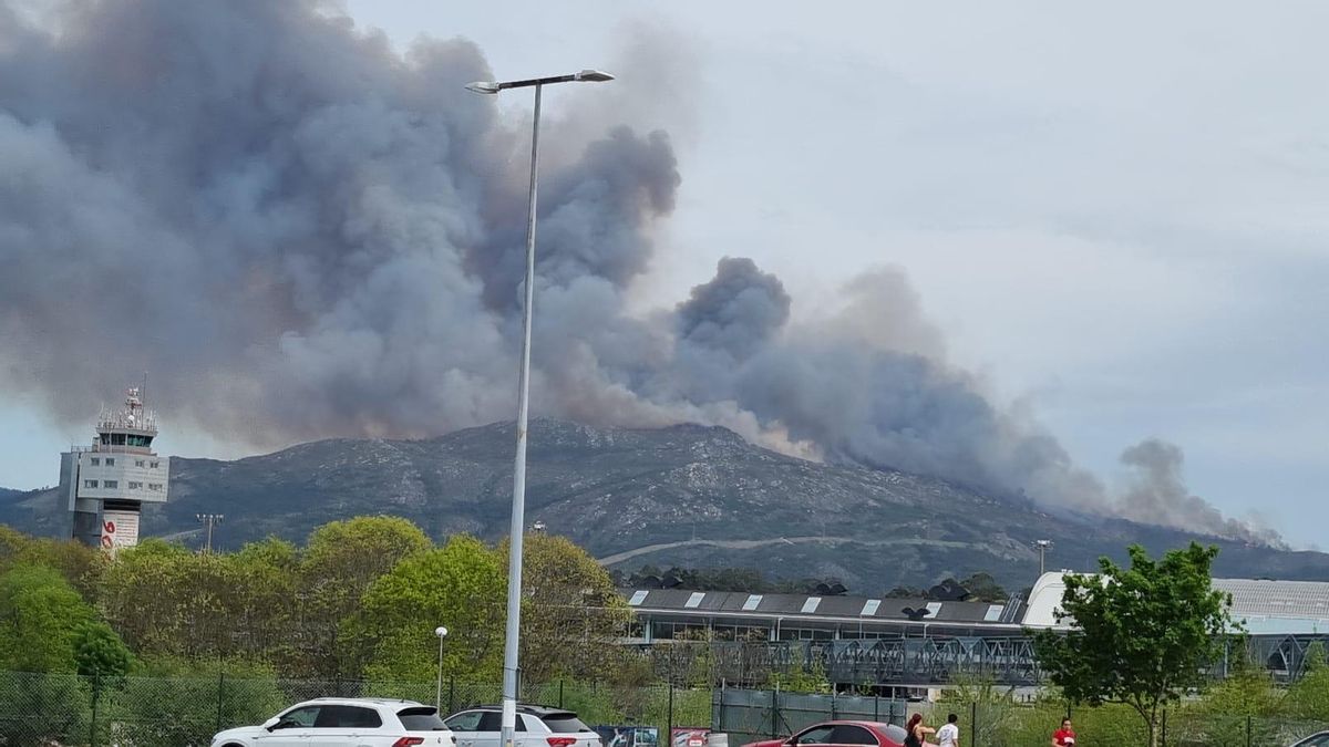 Un incendio forestal activo cerca del aeropuerto de Peinador y otro en Carballo movilizan una decena de medios aéreos