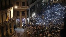 Miles de manifestantes se concentran ante la Jefatura de Policía en Barcelona