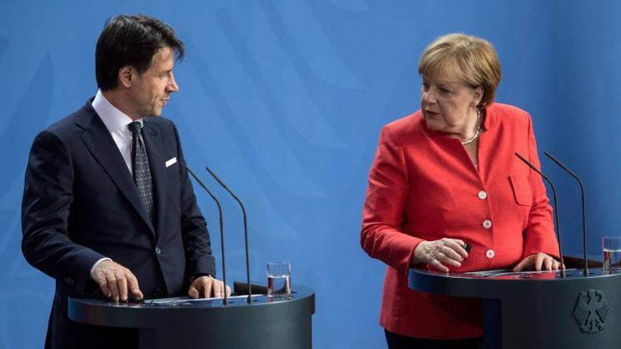La canciller alemana, Angela Merkel (d), y el primer ministro italiano, Giuseppe Conte (i).