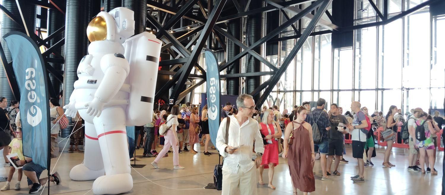 Un gran astronauta presidía la entrada de la jornada de la ESA.
