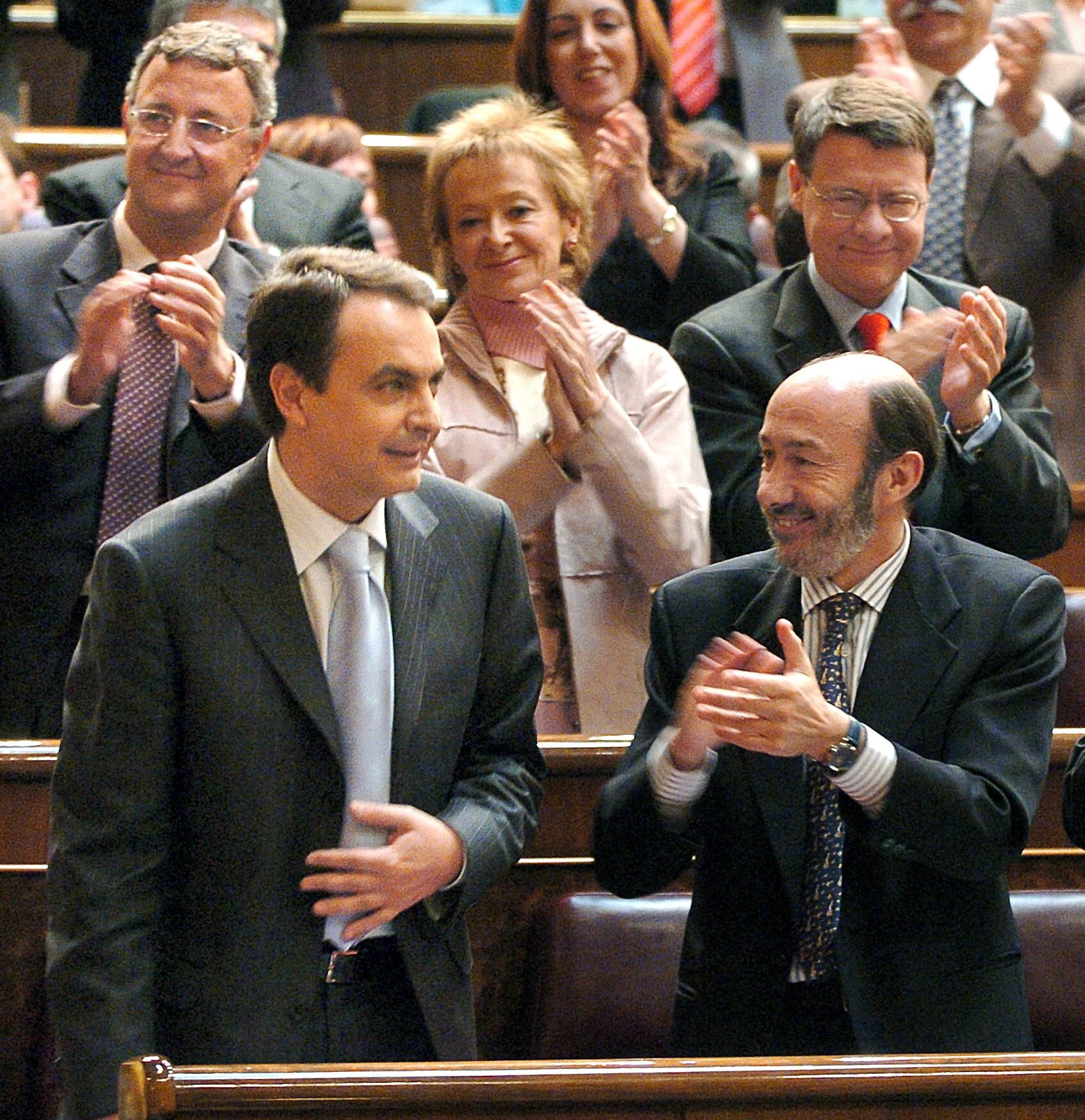 Alfredo Pérez Rubalcaba aplaude a José Luis Rodríguez Zapatero en su intervención en la primera sesión del debate de investidura de 2004