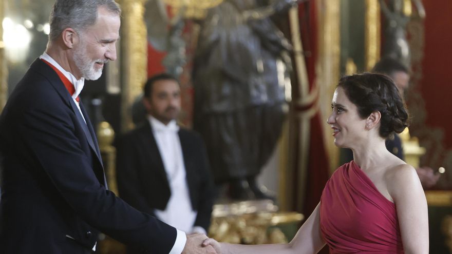 La presidenta de la Comunidad de Madrid, Isabel Díaz Ayuso, saluda a Felipe VI antes de la cena de gala con el emir de Catar en el Palacio Real
