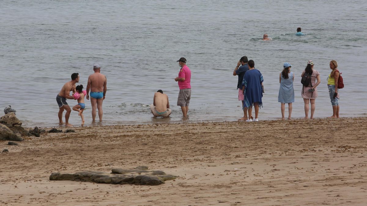 Playa de Las Canteras en el primer sábado sin mascarillas en el exterior. (ALEJANDRO RAMOS)