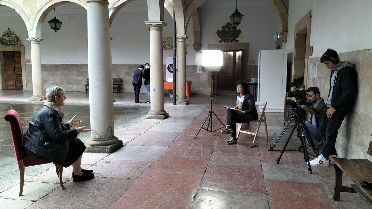 La directora del documental ¡Dame tira, compañera!, Sonia Carbajal, durante la grabación con Teresa Meana en el edificio histórico de la Universidad de Oviedo.