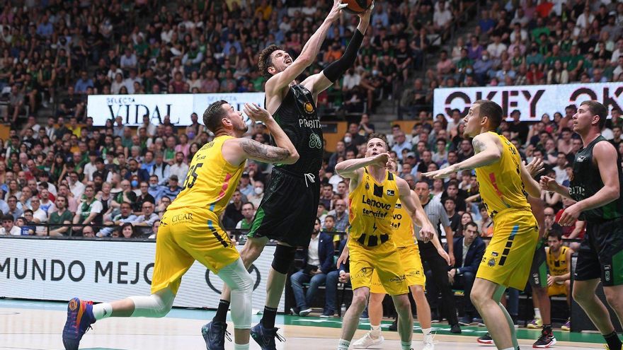 El Lenovo Tenerife cae en el infierno de Badalona